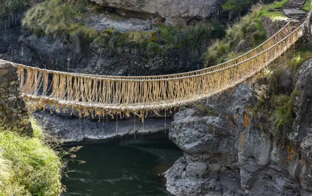 Q'eswachaka, jembatan tali rumput terakhir peninggalan Kekaisaran Inca di Distrik Quehue, Peru, yang rutin dianyam ulang setahun sekali.