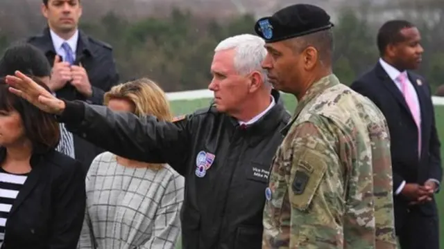 Pence con el general estadounidense Vincent Brooks, del comando de Naciones Unidas presente en la zona desmilitarizada