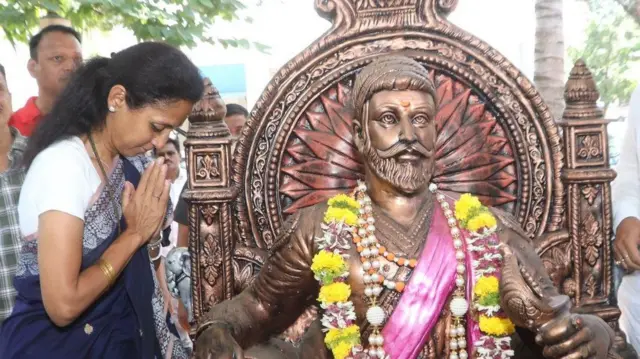 सुप्रिया सुळे २००६ मध्ये पहिल्यांदा राज्यसभेत खासदार म्हणून पोहोचल्या.