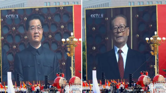 此組合畫面上放映了2009年10月1日中國國家主席胡錦濤（左）和前國家主席江澤民（右）在天安門城樓觀看國慶閱兵的照片。