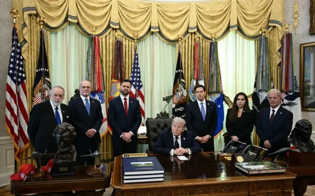 الرئيس الأمريكي دونالد ترامب، إلى جانب نائبه جي دي فانس ووزير خارجيته ماركو روبيو وسفراء الولايات المتحدة ولبنان وإسرائيل، خلال لقاء في البيت الأبيض عقب جولة من المحادثات اللبنانية-الإسرائيلية، في مشهد يراه منتقدون تعبيراً عن ضغوط أمريكية تدفع بيروت إلى التفاوض وفق شروط غير متكافئة.