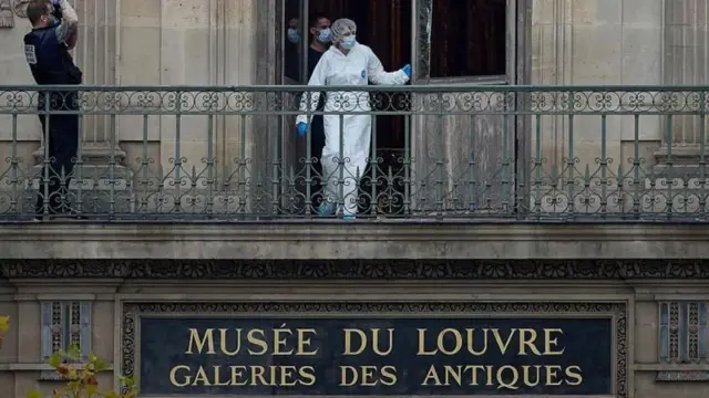 બીબીસી ગુજરાતી ફ્રાન્સ લૂવર મ્યુઝિયમ ચોરી ડાયમંડ હીરા મુગટ તાજ મહારાણી પોલીસ નેપોલિયન મોનાલિસા શાહી પરિવાર