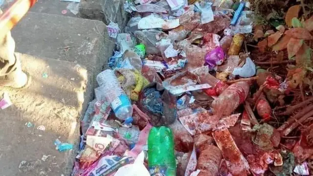 මඟ දෙපස ගොඩගැසුණු කුණු ගොඩවල් ඉතා සුලභ දර්ශනයක් බවට පත් වී තිබේ. 