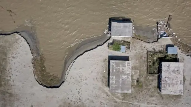 கடலோர மக்கள் பருவநிலை மாற்றத்தால் மிகவும் பாதிக்கப்படுவர்.