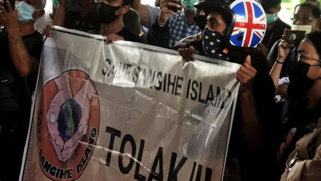 Sejumlah aktivis membentangkan spanduk tuntutan aksi di Kantor Gubernur Sulut, Manado, Sulawesi Utara, Senin (21/06).