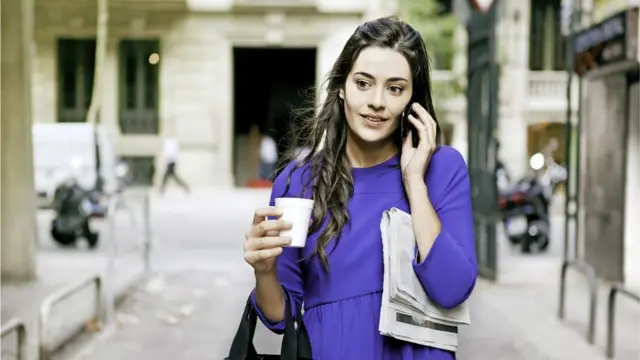 Mujer caminando y hablando por el celular