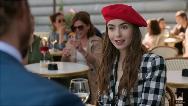 网飞公司的新片《巴黎的艾米丽》讲述了一个美国年轻人搬到法国首都，并实现了她的浪漫幻想——大胆的红色贝雷帽和一切。