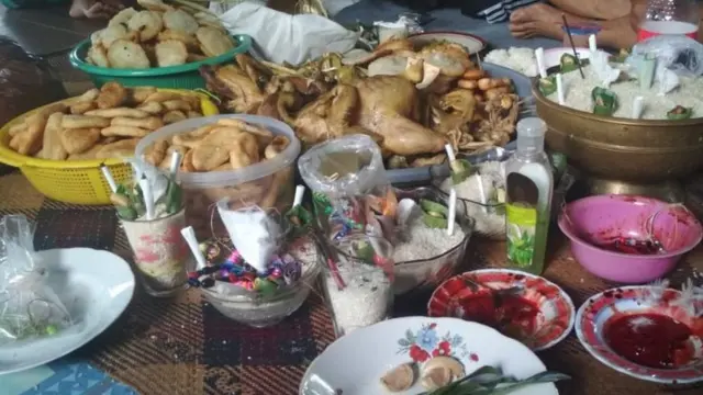 Sajian yang dihidangkan dalam ritual minta perlindungan masyarakat Dayak