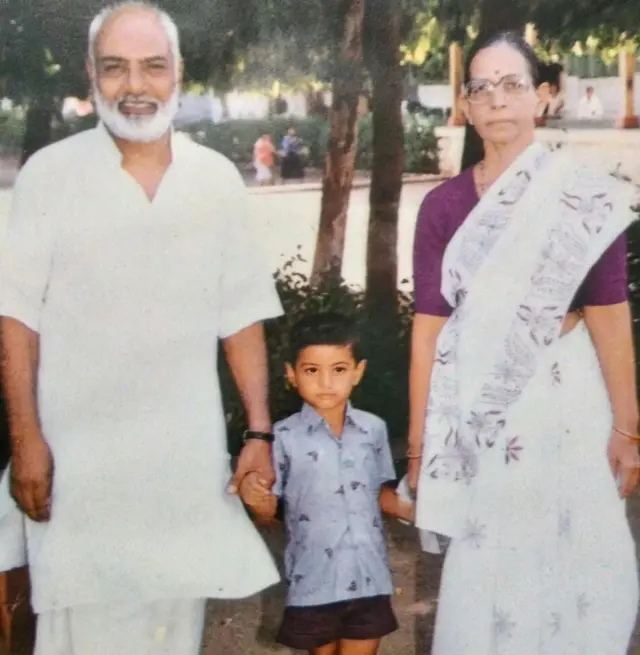 નાગજીભાઈ દેસાઈ અને શાંતાતાઈ બાળક સાથે