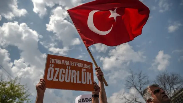 Tutuklu milletvekillerine özgürlük dövizi