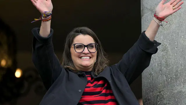 María José Pinto saludando desde una ventana a sus seguidores.