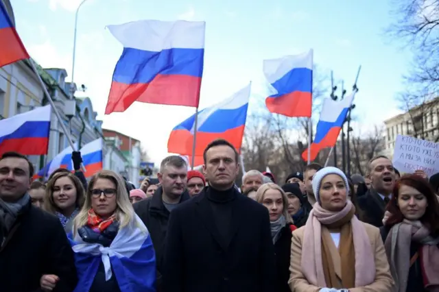 Navalny junto a un grupo de manifestantes que portan banderas de Rusia.