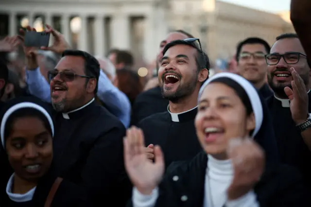 교황 선출 소식에 기뻐하는 성직자들