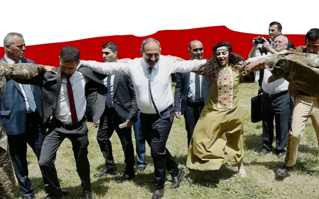 Пашинян танцует в Шуше в 2019 году на годовщине взятия этого города