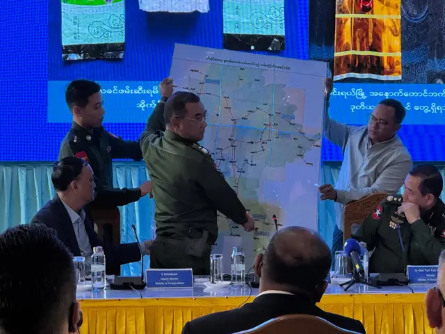 ပြင်ဦးလွင်မြို့၊ အနီးစခန်းလေဆိပ်မှာ ပြုလုပ်တဲ့ သတင်းစာ ရှင်းလင်းပွဲ