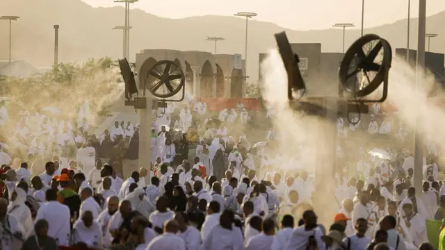 نظراً لارتفاع درجات الحرارة التي تصل إلى 45 درجة تستخدم السلطات السعودية أعمدة رش المياه لتلطيف الحرارة