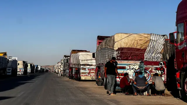 کامیون های حامل کمک های بشردوستانه به غزه در صف انتظار حرکت به سمت گذرگاه مرزی رفح، از عریش هستند.