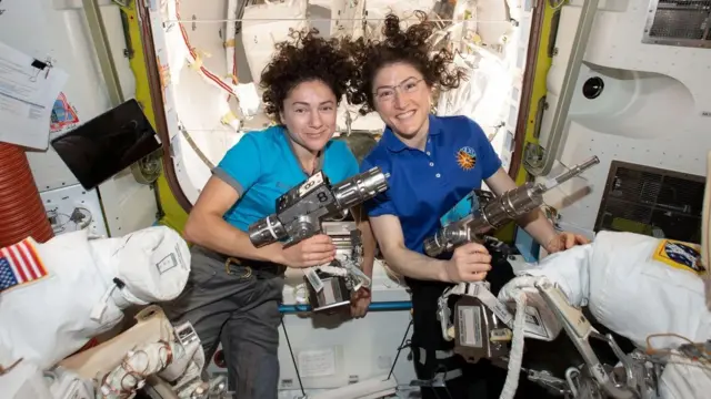 Aba-'astronauts' Jessica Meir (ibumoso) na Christina Koch ubwo bombi biteguraga urugendo rw'abagore ba mbere ku maguru mu isanzure