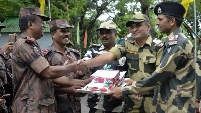 ত্রিপুরার আখাউরায় ভারত আর বাংলাদেশের সীমান্তরক্ষীরা দীপাবলীর দিন মিষ্টি বিনিময় করছেন