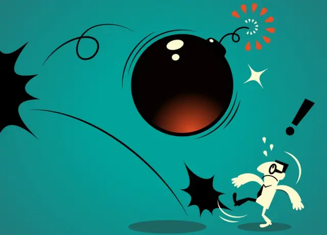 Señor pateando una bomba que se le devuelve