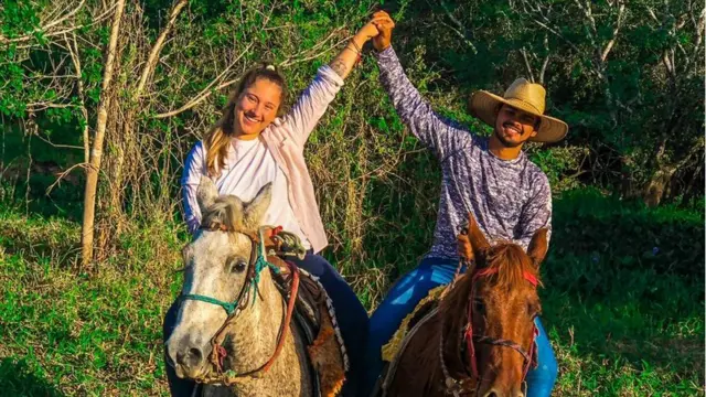 Eduarda com o namorado, cada umsporting bet copacimasporting bet copaum cavalo