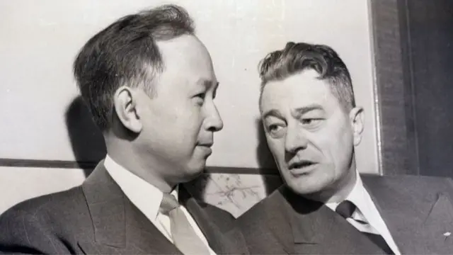 যুক্তরাষ্ট্র থেকে বহিস্কারের শুনানিতে তার আইনজীবীর সাথে চেন সুচেন, ১৯৫০