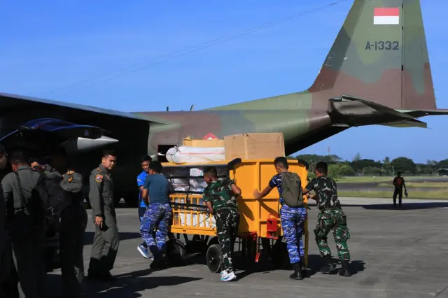 Petugas memuat logistik alat kesehatan dan bantuan kemanusian untuk daerah bencana ke Pesawat TNI Angkatan Udara Indonesia Air Force A-1332 di Pangkalan Udara Sultan Iskandar Muda, kabupaten Aceh Besar, Aceh, Sabtu (20/12/2025).