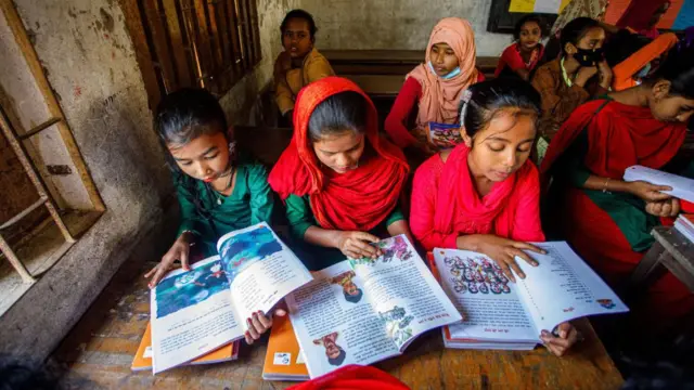 বই পড়া।