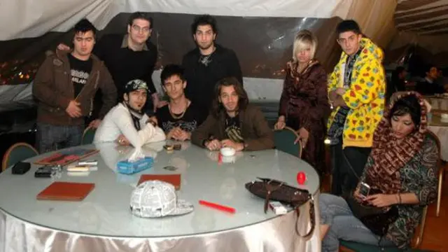 امیر تتلو، حسین تهی و اردلان طعمه در کنار علی همدانی