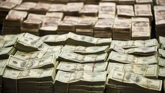 Dólares y pesos mexicanos.