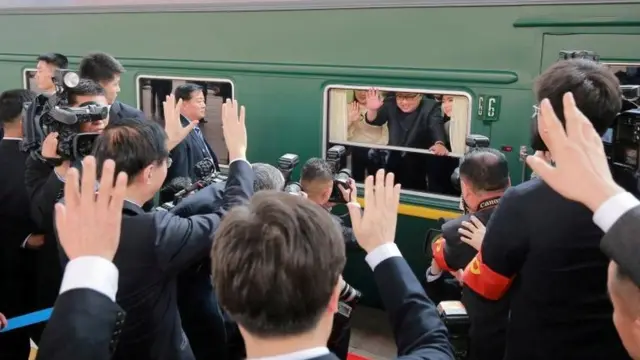 중국 비공식 방문 중 기차에서 손을 흔드는 김정은 위원장. 이 사진은 2018년 3월 28일 조선중앙통신을 통해 공개됐다
