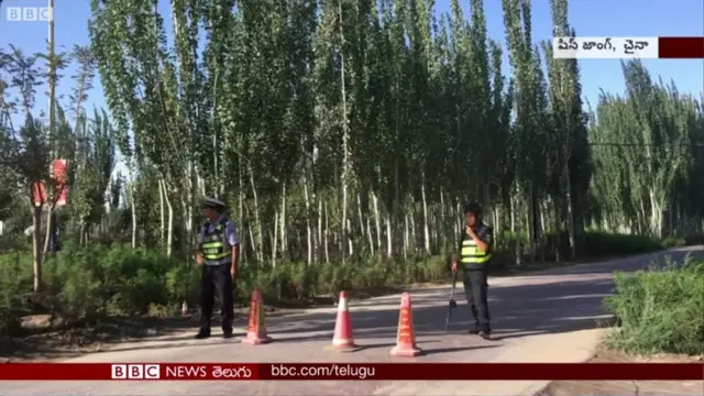 షిన్జాంగ్లో రోడ్లను మూసేస్తున్న పోలీసులు