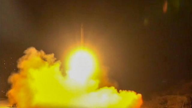 момент запуска иранской ракеты по американской базе