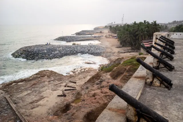 Une rangée de canons rouillés pointe vers l'océan Atlantique. Le château de Cape Coast est l'un des quelque quarante "châteaux négriers" utilisés pour la traite transatlantique des esclaves durant la période coloniale sur la Côte de l'Or en Afrique de l'Ouest (actuel Ghana).