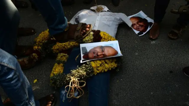 પ્રદર્શન કરતા પ્રદર્શનકારીઓ