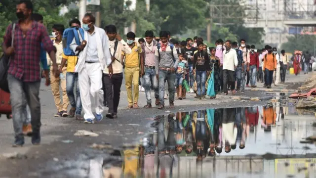 கொரோனாவால் நடந்தே ஊருக்குச் செல்லும் தொழிலாளர்கள்