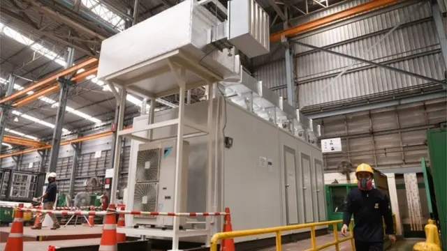 แพทย์กับคนไข้จะไม่ได้สัมผัสกันเลยในห้องตรวจคัดกรองผู้ป่วยนอกอาคาร (Modula ARI Clinic) ด้วยการใช้ถุงมือเก็บสารคัดหลั่ง และพูดคุยกันผ่านระบบอินเตอร์คอม