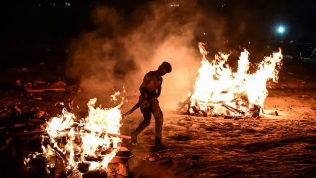 কোভিডে মৃত্যুর পর বহু ক্ষেত্রে পরিবারও দেহ নিতে আসছে না, তাদের গণদাহর ব্যবস্থা করা হচ্ছে