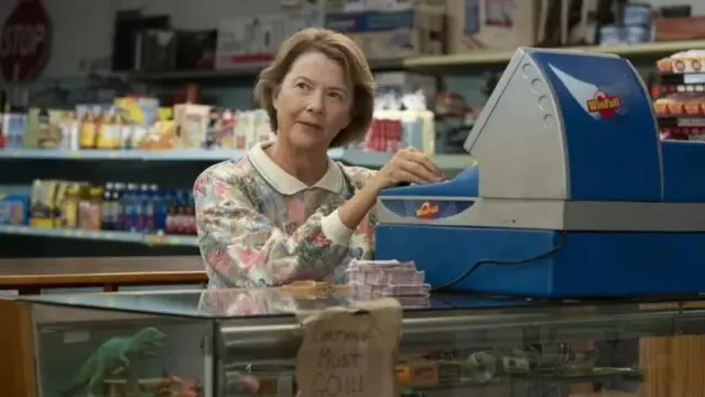 Annette Bening sebagai Marge.