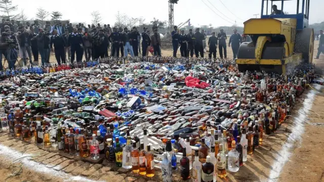 શરાબ નાશ કરવાની પ્રતીકાત્મક તસવીર