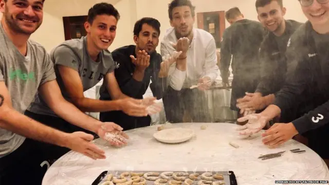 جرمن ٹیم کے کھلاڑی بسکٹ بناتے ہوئے