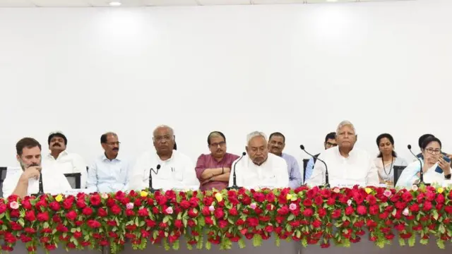 पटना में विपक्षी दलों की बैठक