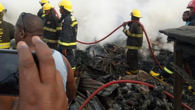 Ndị ọrụ mgbanyụ ọkụ na-agba mbọ ịgbanyụ ọkụ na-agba n'ahịa Akere na Legọs