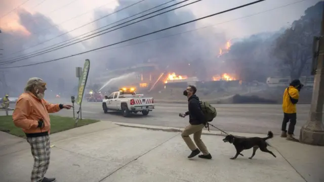 30,000 మందికి పైగా ప్రజలను అధికారులు తరలిస్తున్నారు