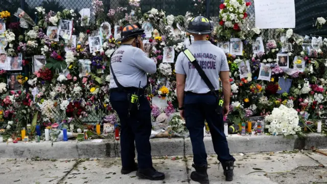 Memorial por las víctimas del derrumbe en Miami.