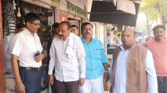 समाजवादी पार्टी प्रत्याशी चुनाव प्रचार करते हुए