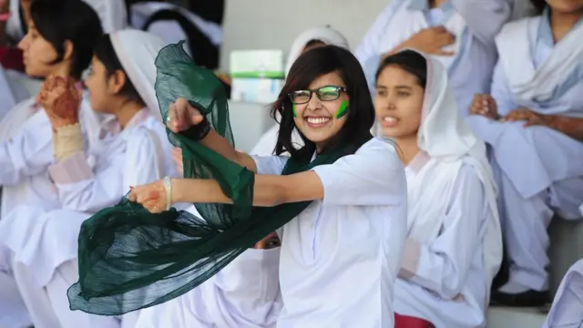 ক্রিকেট স্টেডিয়ামে পাকিস্তানী সমর্থকদের আনন্দ