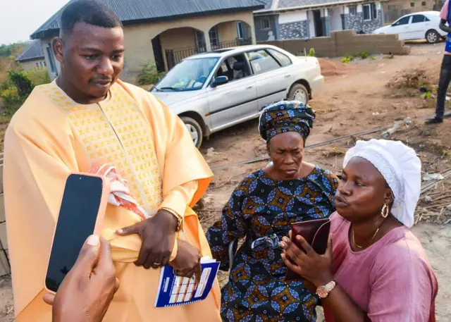 Pasitọ Agbala Gabriel, iya ibeji ọmọ araye le ati ọmọ rẹ 