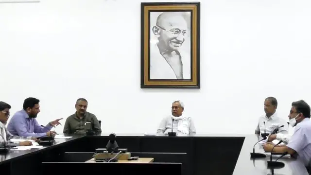 नीतीश कुमार, अधिकारियों के साथ