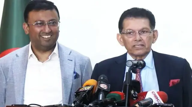 বৃহস্পতিবার নিজ মন্ত্রণালয়ে সাংবাদিকদের সঙ্গে কথা বলেন পররাষ্ট্রমন্ত্রী মি. রহমান। সঙ্গে ছিলেন প্রধানমন্ত্রীর পররাষ্ট্র বিষয়ক উপদেষ্টা হুমায়ুন কবির 
